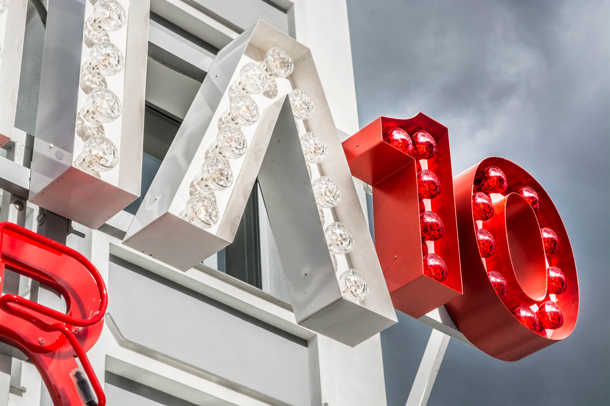 Garderobe 10 - letters met gloeilampen op een frame boven de ingang